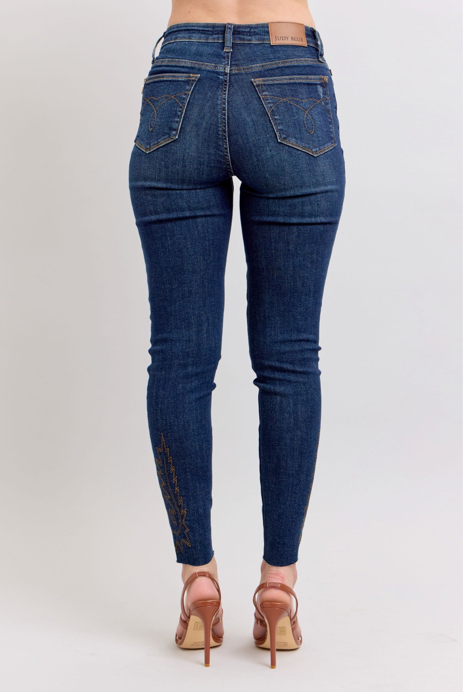 db93d7ae-be6e-418a-957a-f3c5e4d3b2a3-Max